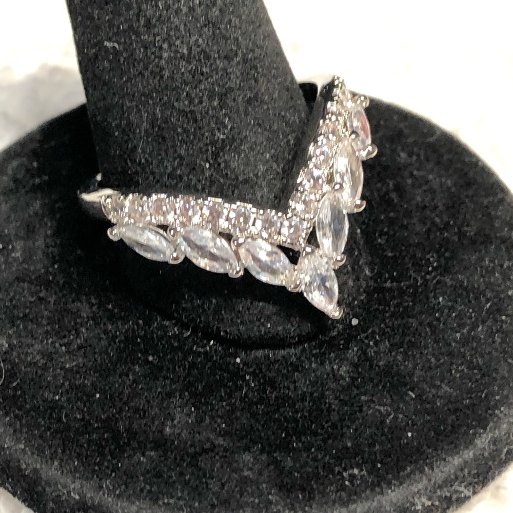 💍🌈gorgeous silver “V” ring rhinestone -stunning